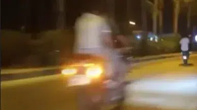 Hatay'da Tehlikeli Yolculuk: Motosikletin Önünü Kaldırıp Trafiği Tehlikeye Attılar