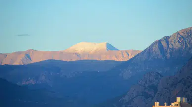 Antalya'da Sağanağın Ardından 3 Bin 86 Rakımlı Beydağları'nda İlk Kar!
