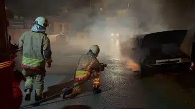 Hatay'da Park Halindeki Otomobilde Çıkan Yangın Korkuttu