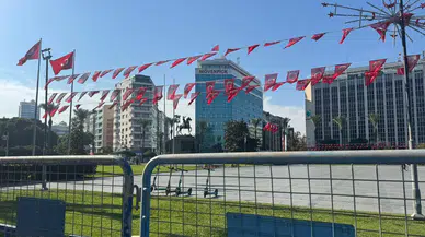 Cemil Tugay'ın AKP'ye Geçişine Karşı İzmir'de Protesto! Eylemciler Polis Ablukası Altında