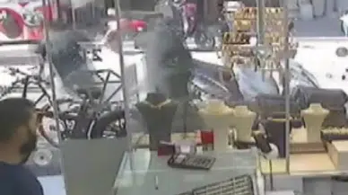Adana'da Kaldırımda Kapkaç: 2 Bin 300 Lirayı Çalan Şüpheli Aranıyor!