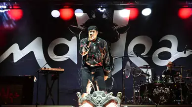 Kepez'de Ertelenen 29 Ekim Cumhuriyet Konserinde maNga Fırtınası