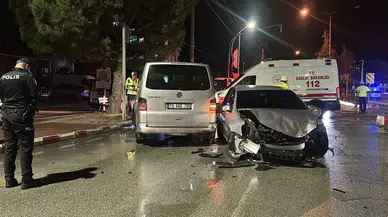 Burdur'da Öğrenci Servisi ile Otomobil Çarpıştı! 12 Yaralı