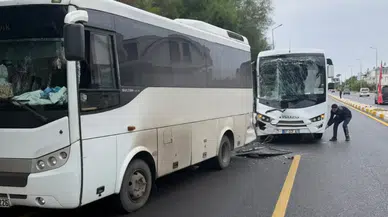 Serik Boğazkent Caddesi'nde Tur Midibüsü Arızalı Araca Çarptı