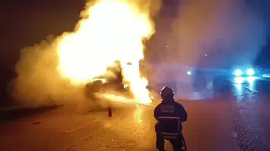 Adana'da Seyir Halindeki TIR Alev Alev Yandı: Maddi Hasar Oluştu
