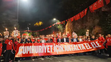 Antalya’da Cumhuriyet Coşkusu Sokaklara Taştı! Fener Alayında Binler Buluştu