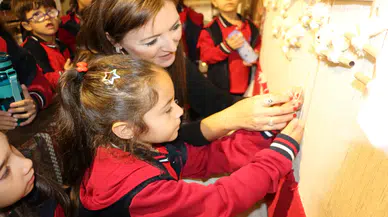 Isparta'da Ziyaretçilerin Elinden Türk Bayrağı Halısı