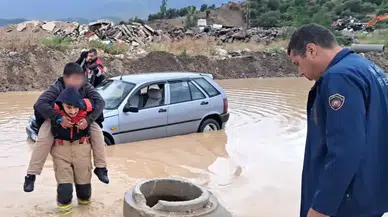 Hatay'da Selde Mahsur Kalan Çocuğu İtfaiyeci Kurtardı