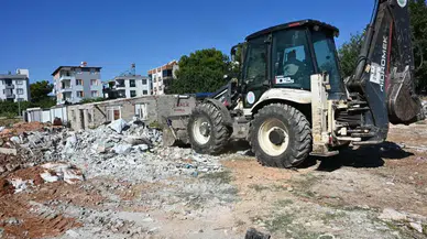 Kepez Aydoğmuş'ta Eski Hayvan Pazarı Temizlendi: 30 Kamyon Atık Çıktı
