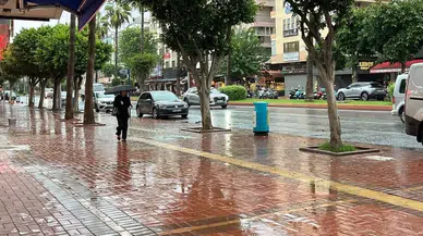 Meteoroloji Uyarmıştı: Alanya'da Sağanak Yağış Etkili Oldu