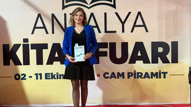 Edebiyatın Özgün Kalemi Fatma Sarı, 16. Antalya Kitap Fuarı'nda Okurlarıyla Buluştu