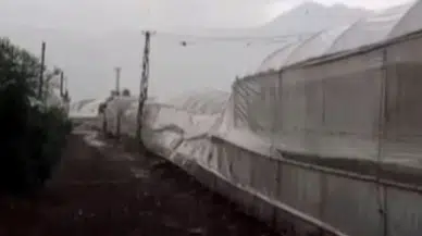 Kumluca'yı Fırtına Teslim Aldı! Seralar Yıkıldı, Denizde Hortum Çıktı