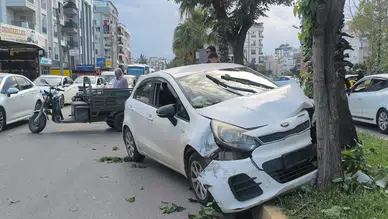 Antalya'da Korkutan Kaza: Motosiklete Çarpmamak İsterken Ağaca Tosladı
