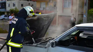 Serik'te Seyir Halindeki Araç Alev Aldı! Sürücünün Zor Anları