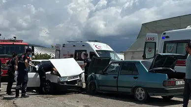 Kumluca'da Korkutan Kaza: Hamile Kadın Araçta Sıkıştı