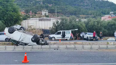 Şerit Değiştirmek İsterken Çarpıştılar: Araç Takla Attı, 2 Yaralı!