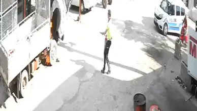 Tefenni'de Kamyonet Yandı, Polisler Söndürdü