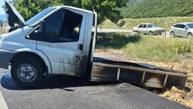 Antalya- Burdur Kara Yolunda Saman Yüklü Kamyonet Yandı
