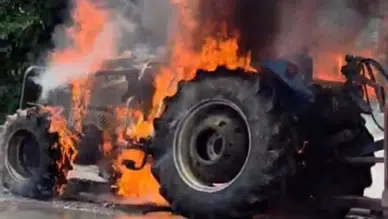 Hatay’da Seyir Halindeki Traktör Alev Alev Yandı