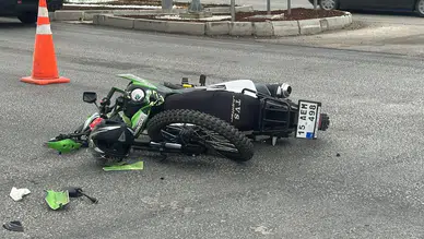 Burdur'da Otomobille Çarpışan Motosiklet Sürücüsü Yaşam Mücadelesi Veriyor