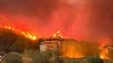 Fethiye'de Şehir Merkezine Yakın Noktada Orman Yangını: Huzurevi ve Evler Boşaltıldı