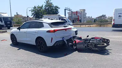 Manavgat'ta Ani Duran Araca Çarpan Motosikletli Yaralandı