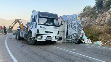 Finike'de Kontrolden Çıkan TIR'ın Dorsesi Devrildi: Yol Kapandı