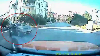 Manavgat'ta Dur Tabelasını Hiçe Sayan Otomobil Taksiye Çarptı