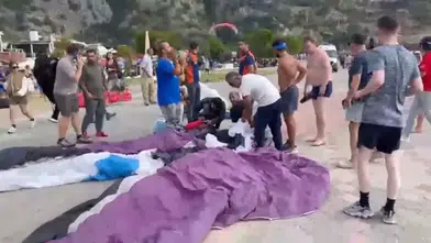 Fethiye’de korku dolu anlar! Yamaç paraşütleri havada çarpıştı, 3 kişi yaralandı