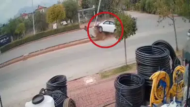 Döşemealtı'nda Kavşakta Feci Kaza: Savrulup Direğe Çarptı