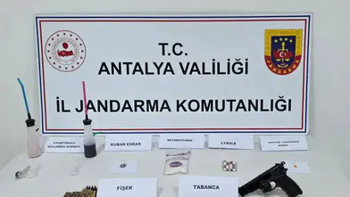 Döşemealtı’nda Ev ve Araçlara Uyuşturucu Baskını