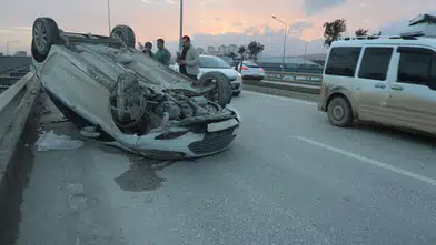 Hatay'da kontrolden çıkan araç takla attı