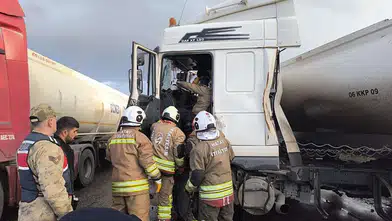 Hatay'da Dehşet Anları: Tanker ile Tır Çarpıştı, Sürücü Kabinde Sıkıştı!