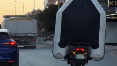 Konyaaltı’nda Motosikletle Şişme Bot Taşıdılar!