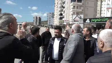 Adana'da Kavşak İsyanı: Vatandaşlar Yolu Trafiğe Kapattı!
