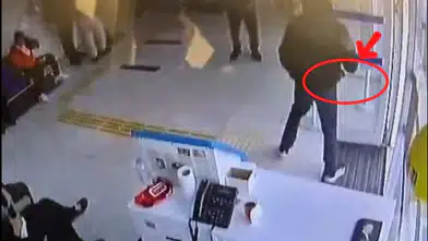 Mersin’de Bankada Satırlı Dehşet: Maskeli Gaspçı Polisten Kaçamadı!