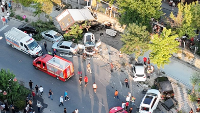Freni Patlayan Kamyon 10 Aracı Ezdi, Kanala Uçtu