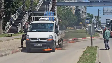 Kepez Gazi Bulvarı’nda Sıcak Anlar! Yanan Kamyoneti Sürücüler Kurtardı