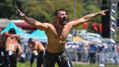 Kepez Er Meydanı’nda Devlerin Savaşı: Enes Doğan Başpehlivanlık Kürsüsünde!