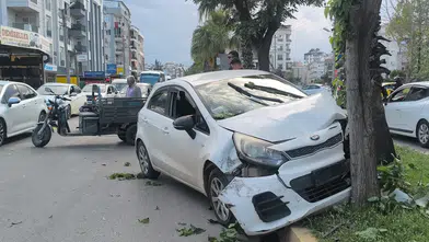 Antalya'da Korkutan Kaza: Motosiklete Çarpmamak İsterken Ağaca Tosladı