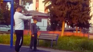 Adana'da Tepki Yağan Görüntü: Parkta Çocuğa Silah Kullanmayı Öğretti!