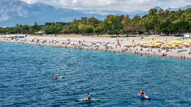 Antalya’da Bayram Yoğunluğu Sahillere Taştı! Tatilciler Konyaaltı'na Akın Etti