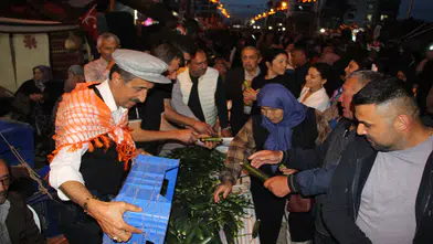 Kumlucalı Mahalle Muhtarından 1 Tonluk Salatalık Ziyafeti