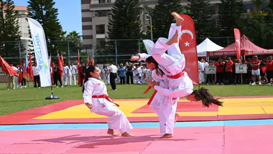 Kemer'de 19 Mayıs Coşkusu Yağlı Güreş ve Karate Gösterileriyle Kutlandı