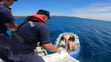 Konyaaltı Sahili’nde Batan Bottan Gençleri Sahil Güvenlik Kurtardı