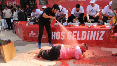 Kumluca'da Renkli Görüntüler: Acıya Dayanamayan Yarışmacıyı İtfaiye Serinletti