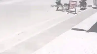 Adana'da Vicdanın Sustuğu An! Öz Evladını Yerlerde Sürükleyip Tekmeledi!
