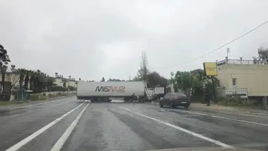 Mersin-Antalya Karayolunda Korkutan Kaza: Tır Karşı Şeride Geçti