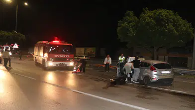 Antalya'da Çarpıp Kaçan Sürücü Dehşeti! Araç Bariyerlere Saplandı