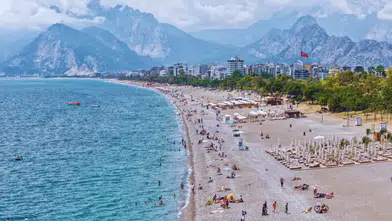 Antalya'da Bayram Yoğunluğu: Sahiller ve Oteller Doldu Taştı